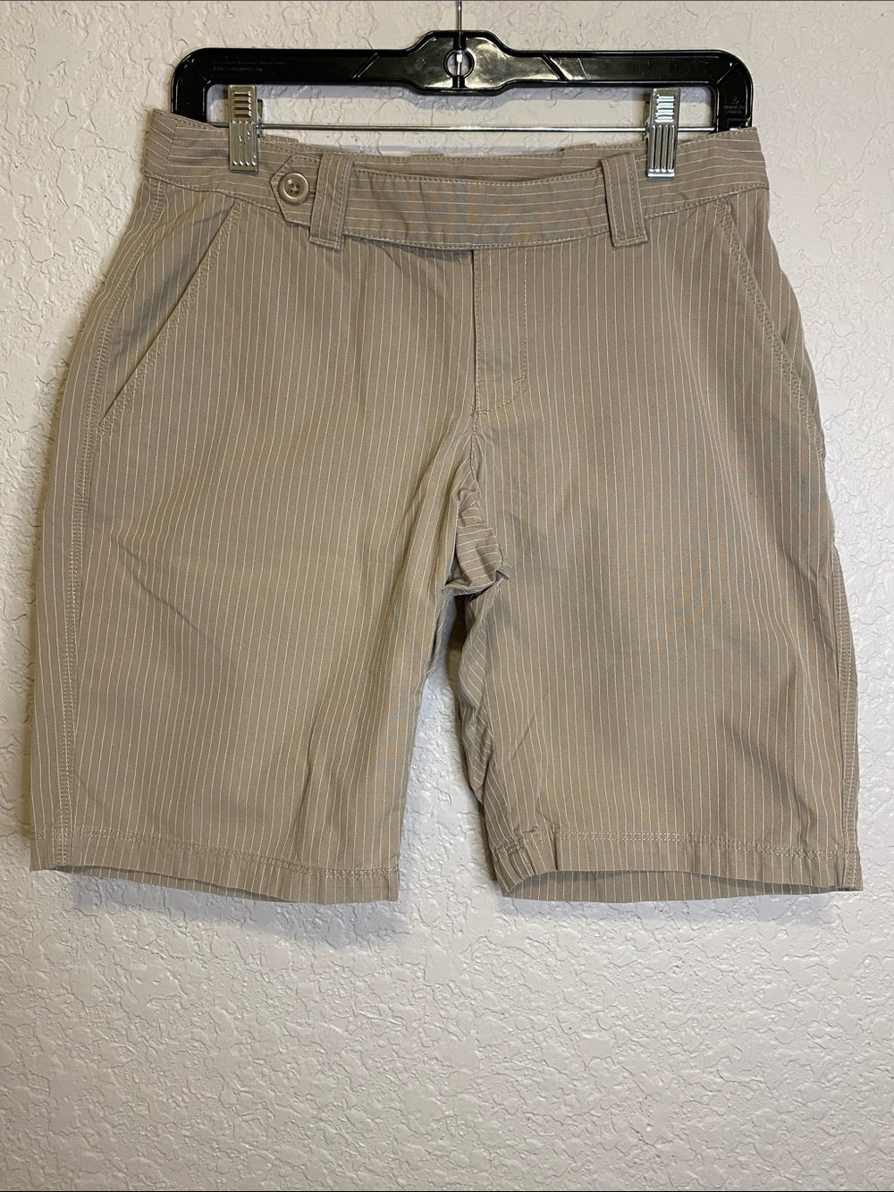 The North Face Woman’s Tan Pinstripe Flat-Front BermShorts size 4